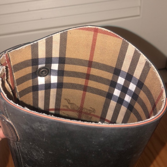 Burberry rain boots - Picture 3 of 7